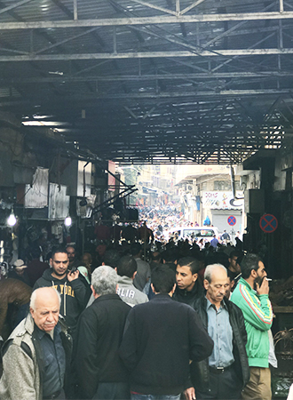 Multidão passeia no Souk em Amã
